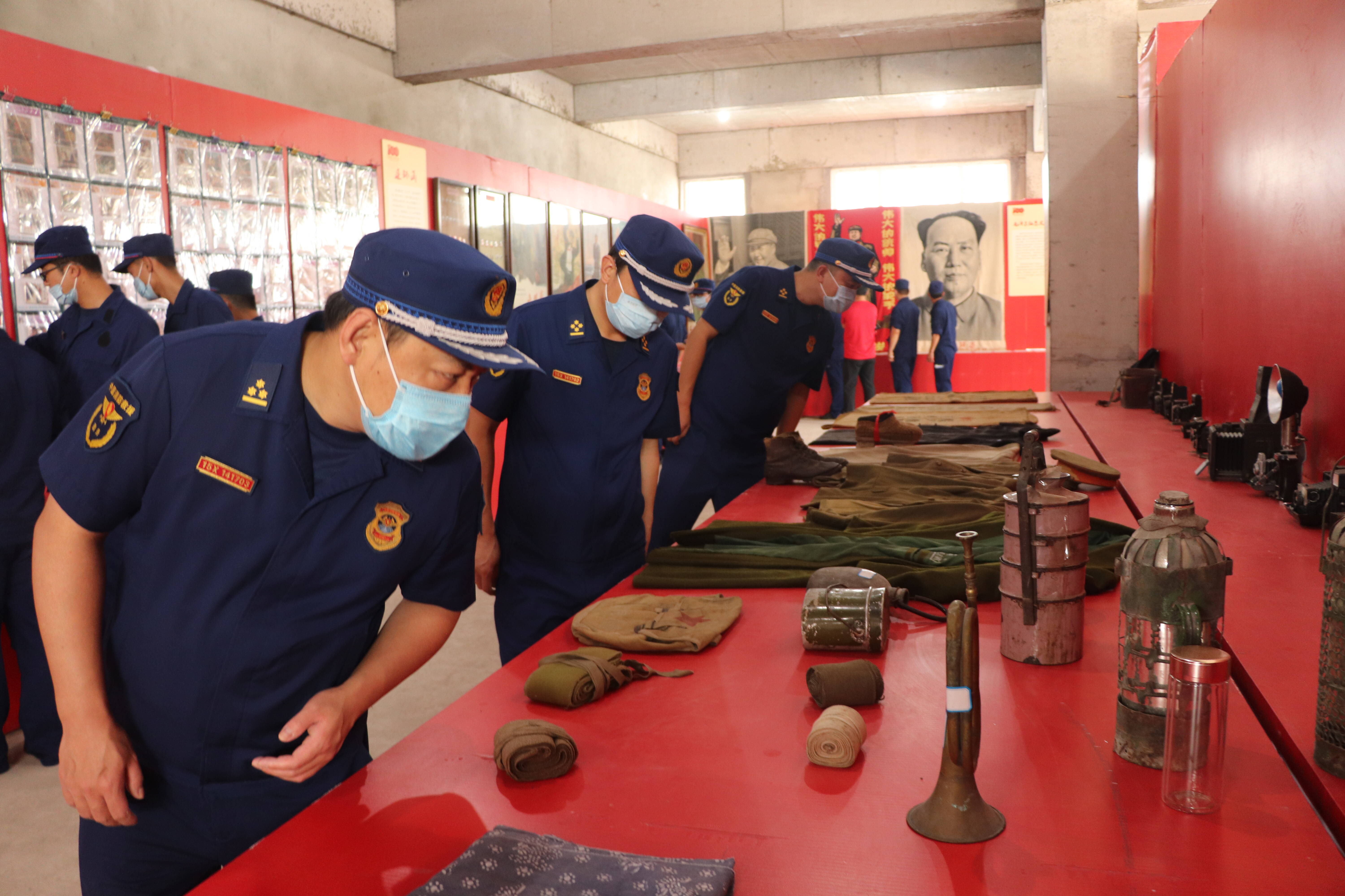 枣庄高新消防指战员参观红色收藏展传承百年红色记忆