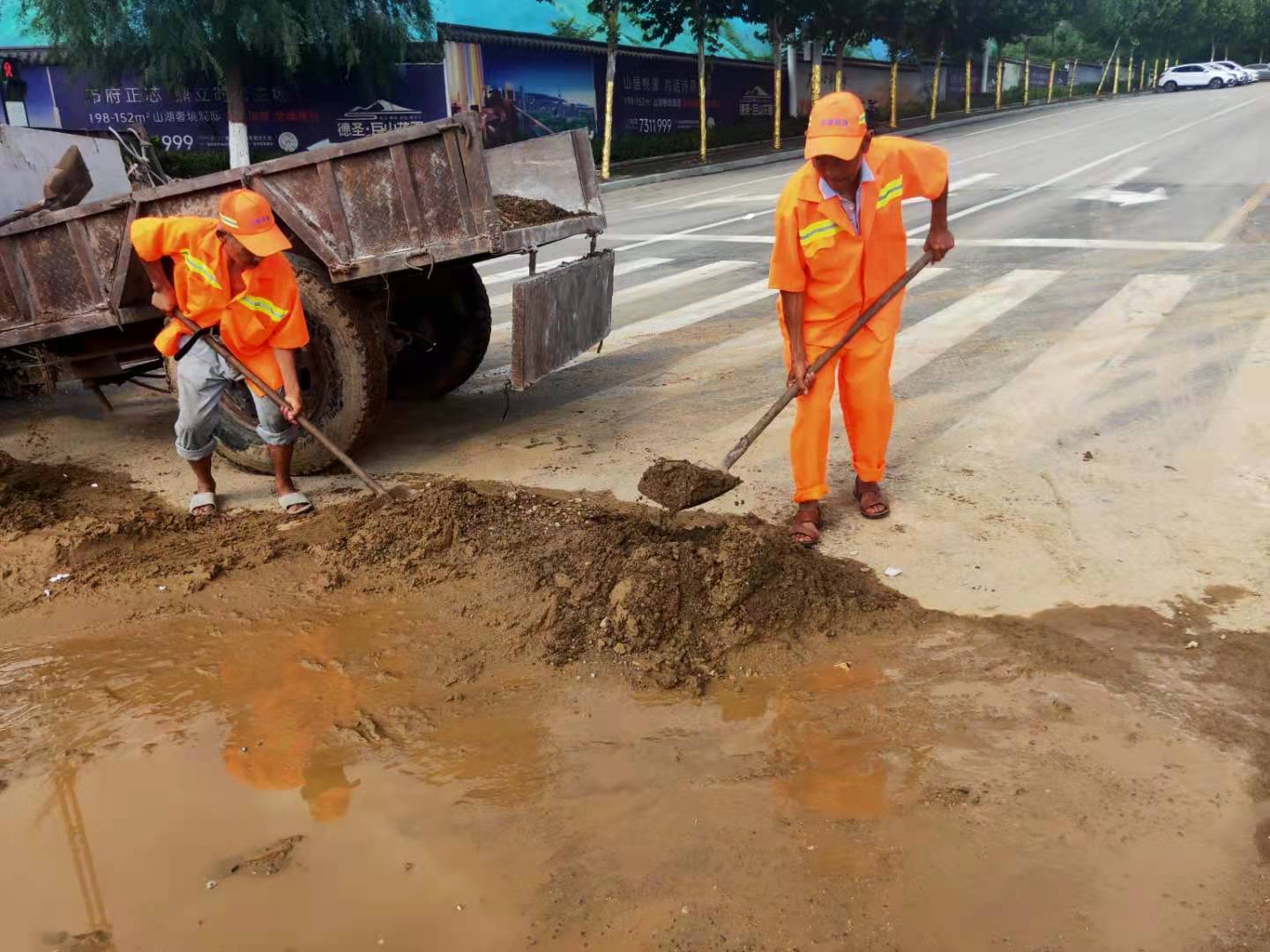 暴雨致淤泥阻塞人行道，枣庄薛城环卫部门紧急清理