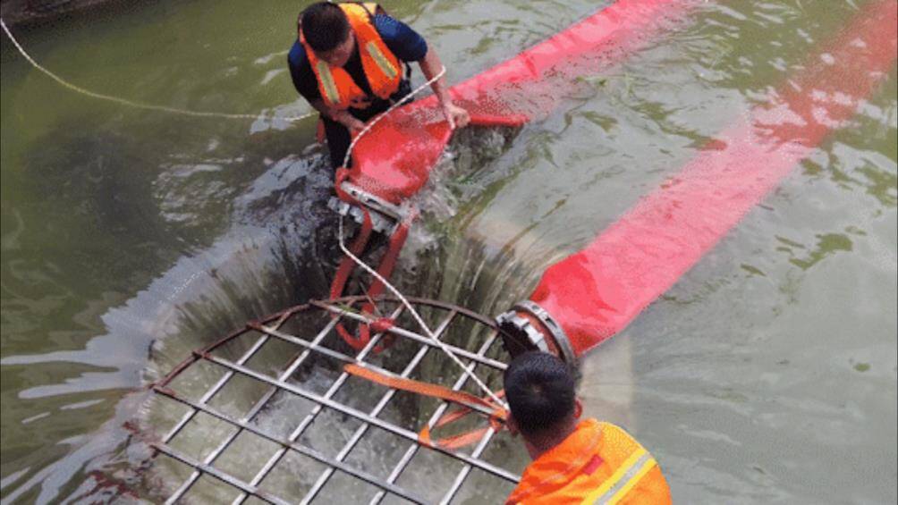 连续降雨造成滨州多地区发生积水现象 消防救援人员紧急抢险排涝