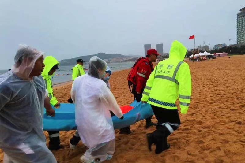 威海多部门联动开展近岸搜救演练 保障游客生命安全
