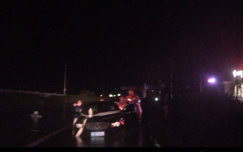 滨州一轿车暴雨中误入积水路被淹 消防紧急救援
