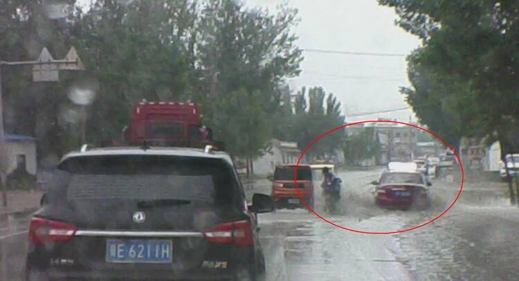 开车溅了过路学生一身水！聊城一出租车驾驶员被开具罚单