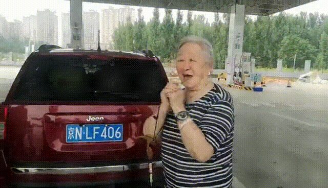 北京车抛锚在济南，交警“亲友团”服务感动83岁老太太