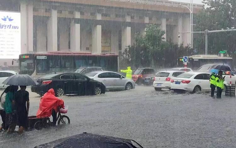强降雨来袭多路段积水！聊城交警：积水期间汽车不走右转借道可不予处罚