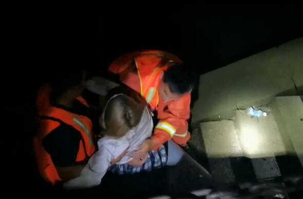 一女子深夜不慎落水，滕州消防乘橡皮艇紧急救援