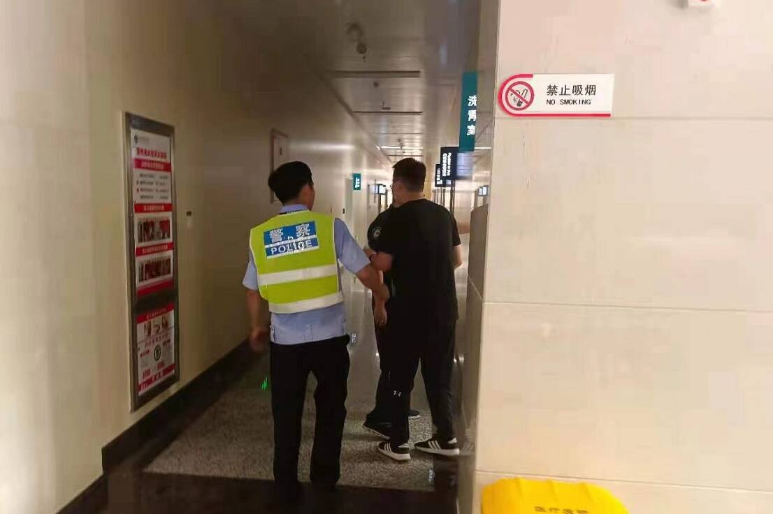 一男子心脏不舒服路边求助交警 滨州开发区执勤交警火速送其就医