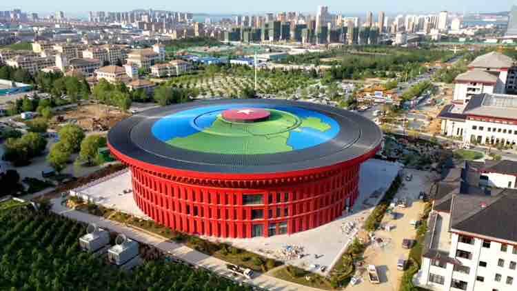 华夏生态文明展位于华夏城景区"c"位,通体鲜红的圆柱形建筑气势磅礴