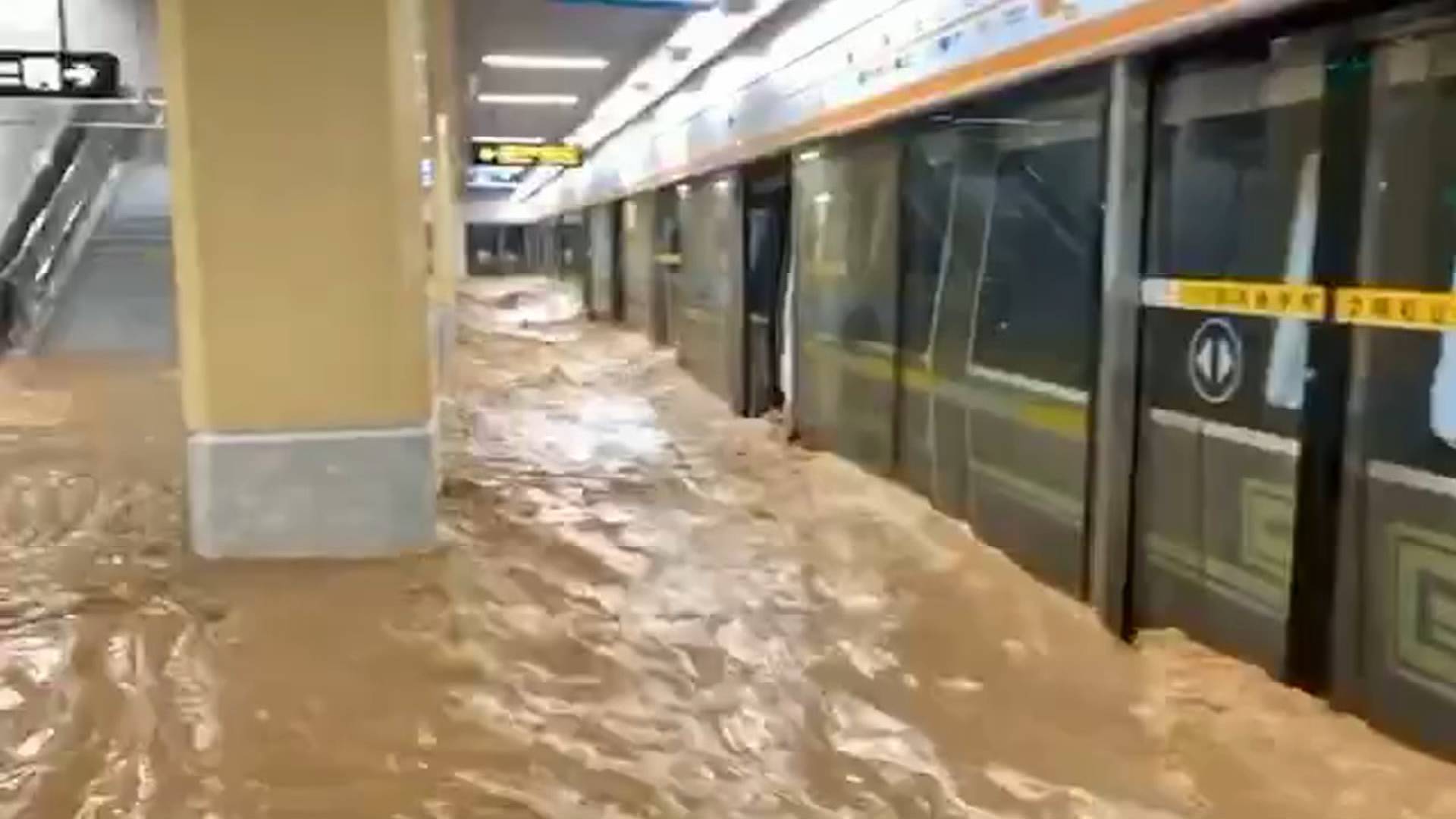 全线停运！受持续暴雨影响 郑州地铁雨水灌入成“地下河”