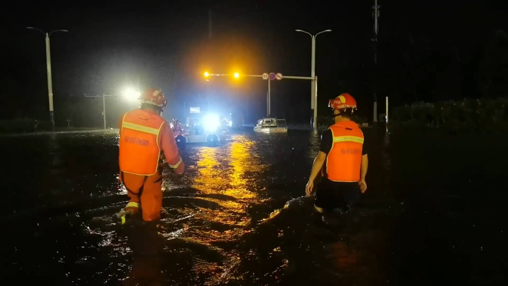 河南多地遭暴雨袭城安阳路面积水严重汽车暴雨中变孤岛