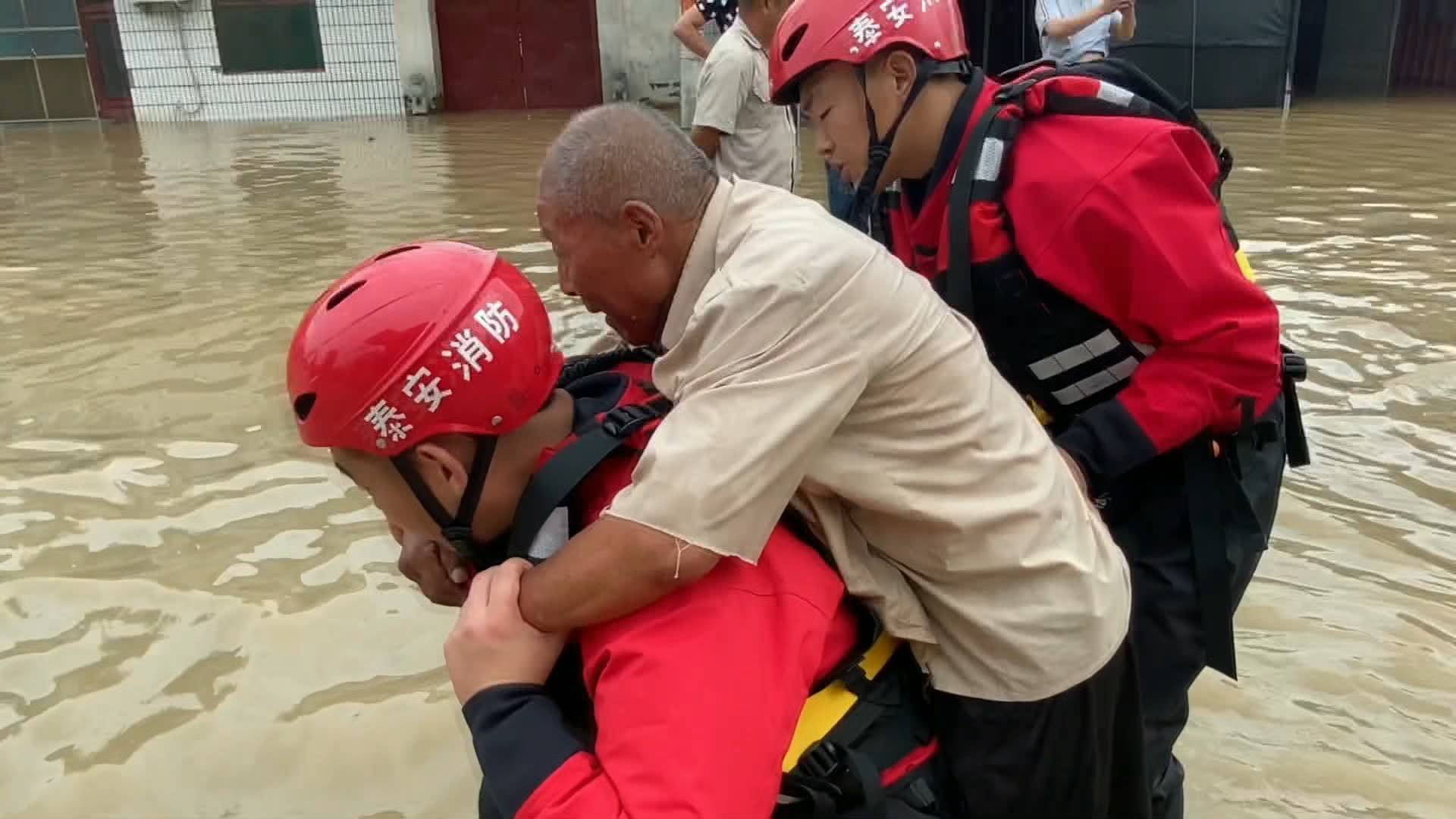 鲁豫同心！泰安消防指战员蹚水救受困群众