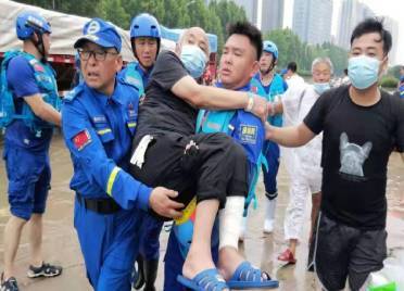 30小时没合眼！德州蓝天救援队驰援郑州，帮助当地医院转移病患