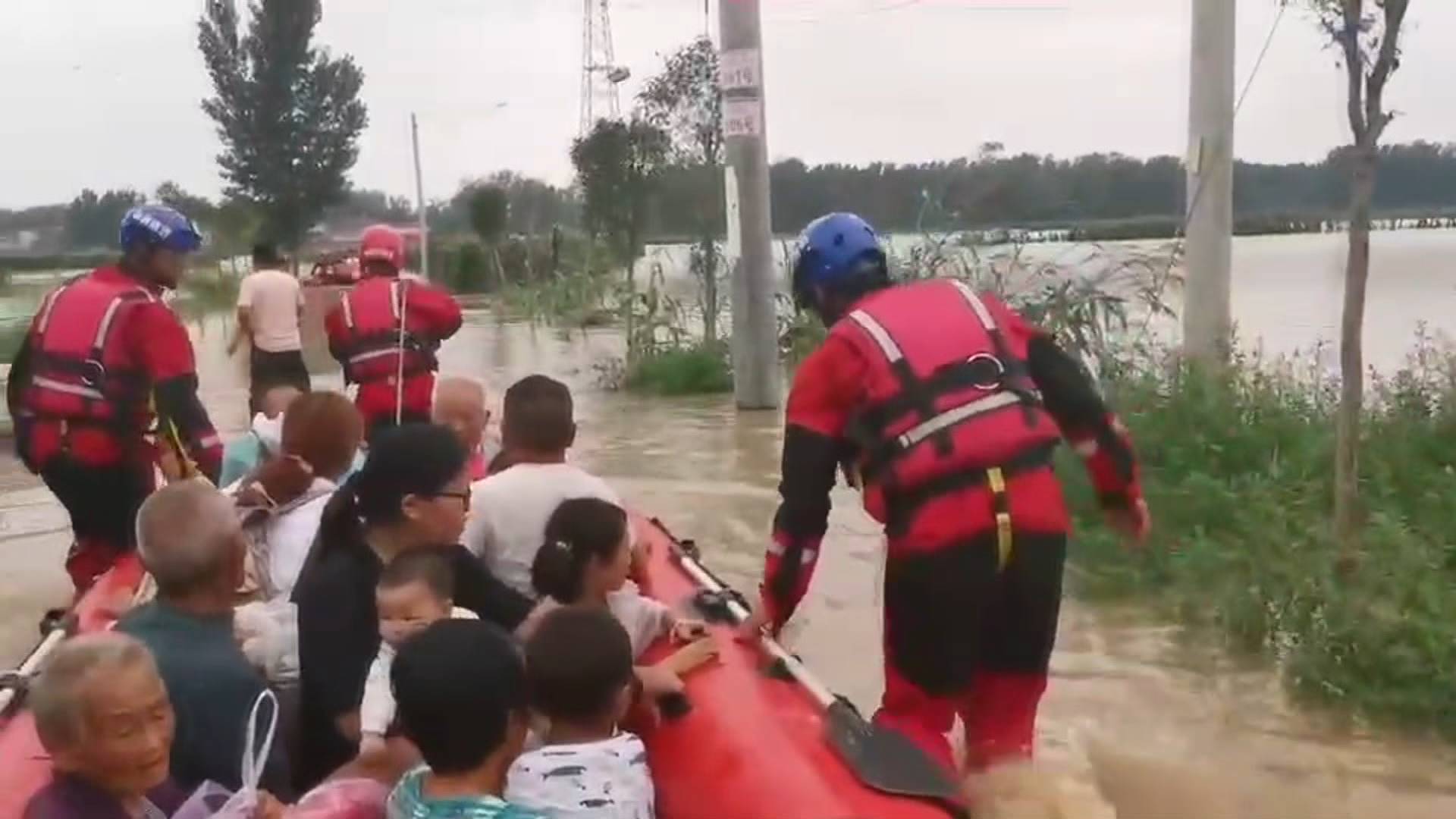 最小的孩子不到1岁！济南市消防救援支队在开封一村庄救出6名老人5名儿童
