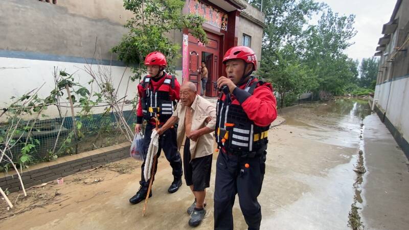 开封老人儿童困在家中两天一夜 泰安消防跨区域增援队紧急救出