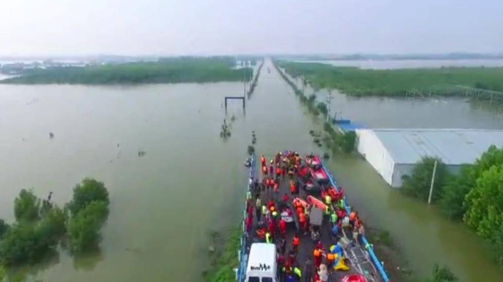 卫河新乡段决堤群众被困 滨州阳信逸佳救援队连夜转移被困群众