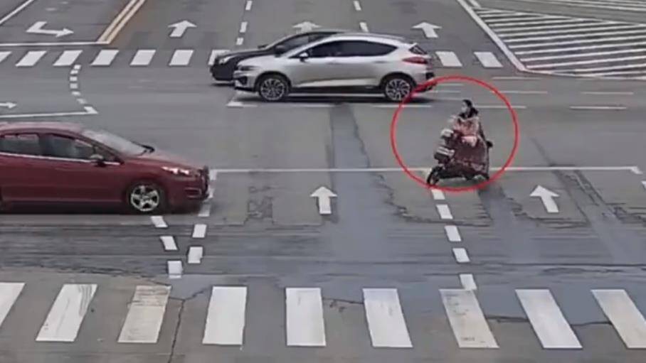 滨州一女子驾驶电动自行车闯红灯 被撞伤还要负全责