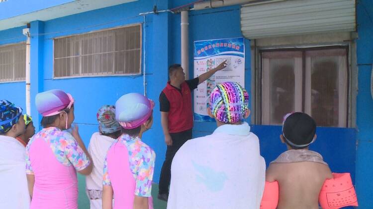 东营区组织防溺水安全教育公开课 对青少年和学生家长进行现场教学