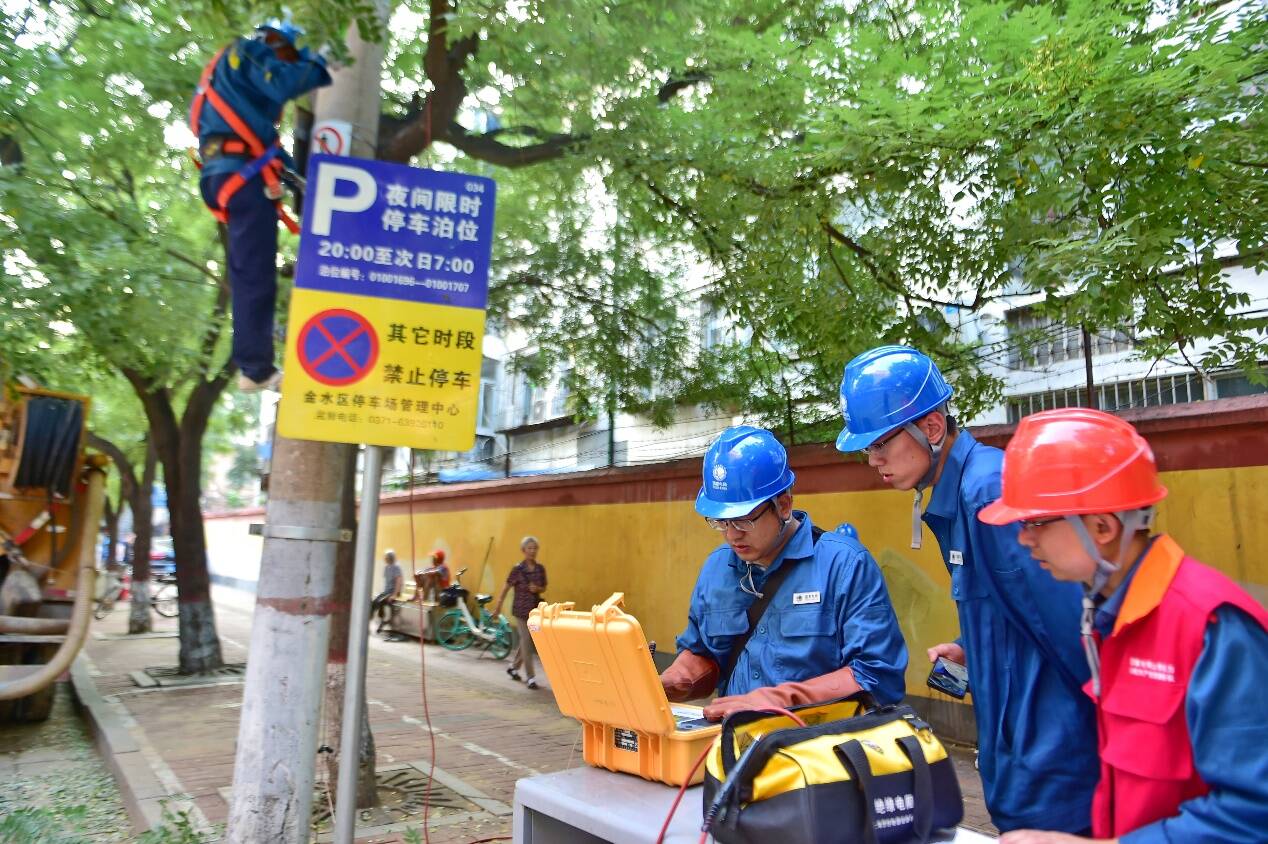 国网山东电力跨省支援为河南114个小区17余万户恢复供电