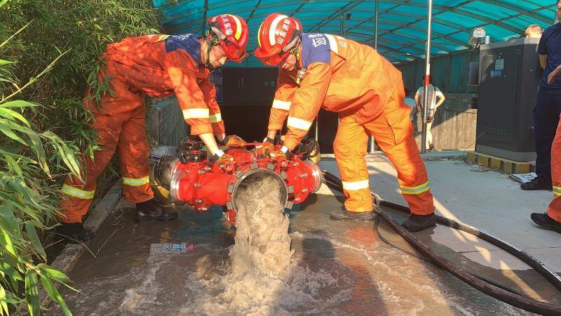 全力排涝！青岛消防在郑州持续救援 累计排涝6.2万立方