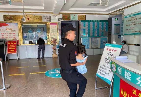 滨州惠民一小女孩车祸受伤 民警及时护送至医院治疗