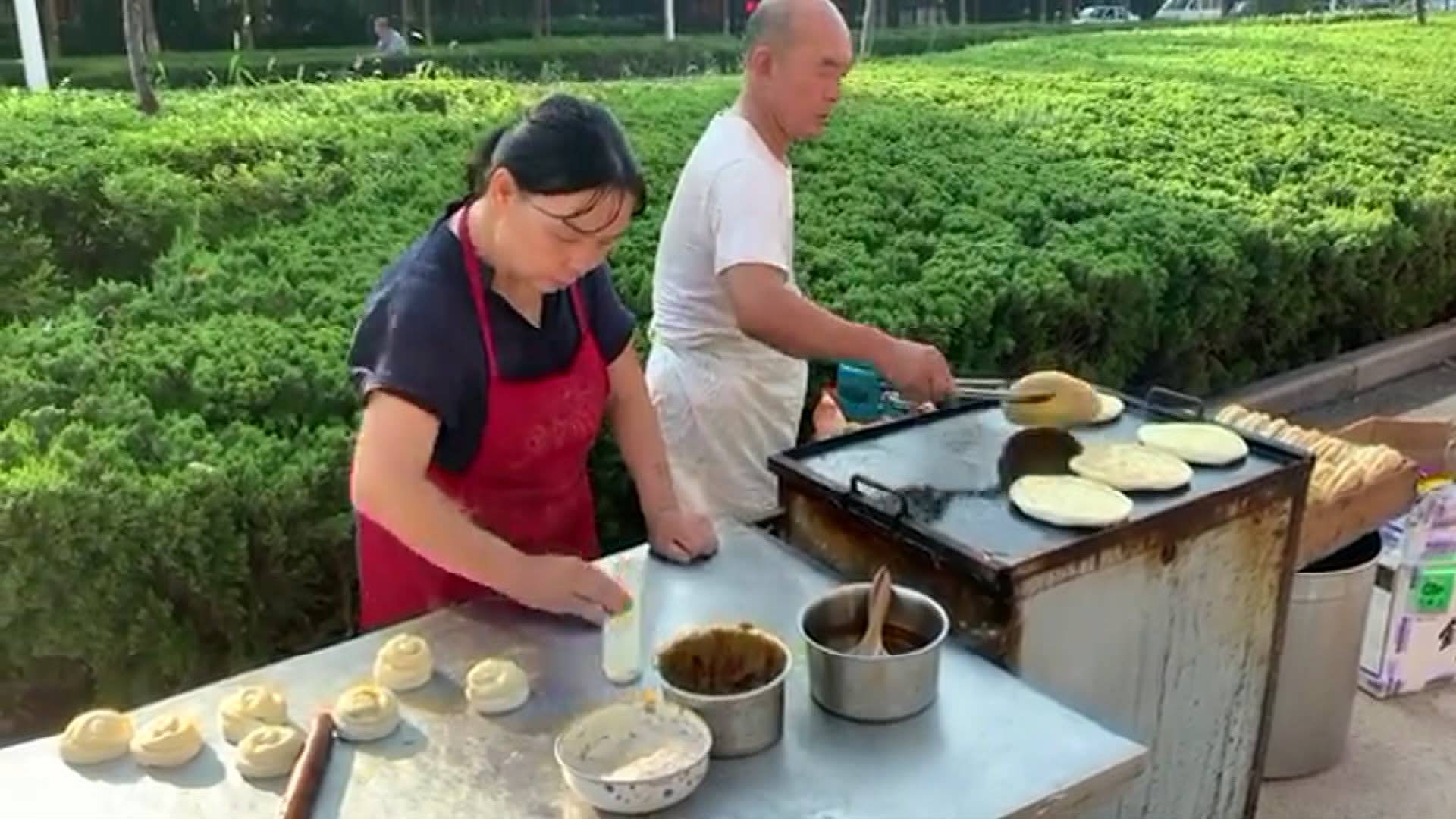 河南市民為消防員擺1分錢早餐攤你們來救援我們家鄉供一頓飯應該的