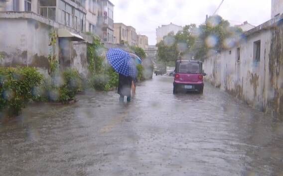 枣庄台儿庄暴雨致一小区内涝  市政部门紧急排水