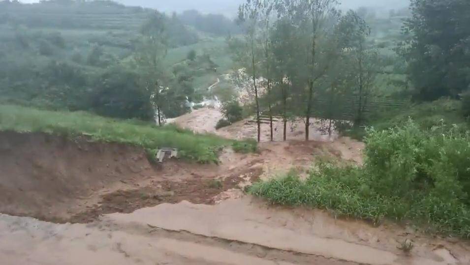 临沂临沭县龙门水库坝体中断坍塌 附近3个村已全部转移到安置点