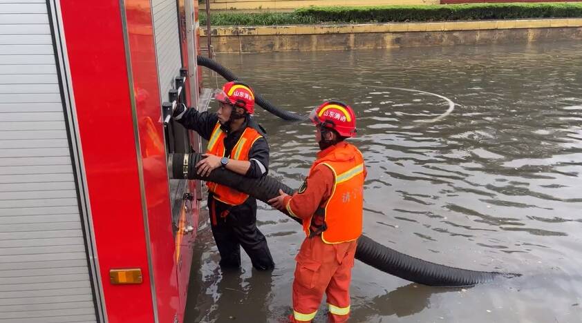 台风过境带来影响 济宁消防员紧急排险