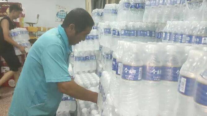 临沂临沭县一安置点教师加入志愿队伍组织物资发放 市民送来爱心水