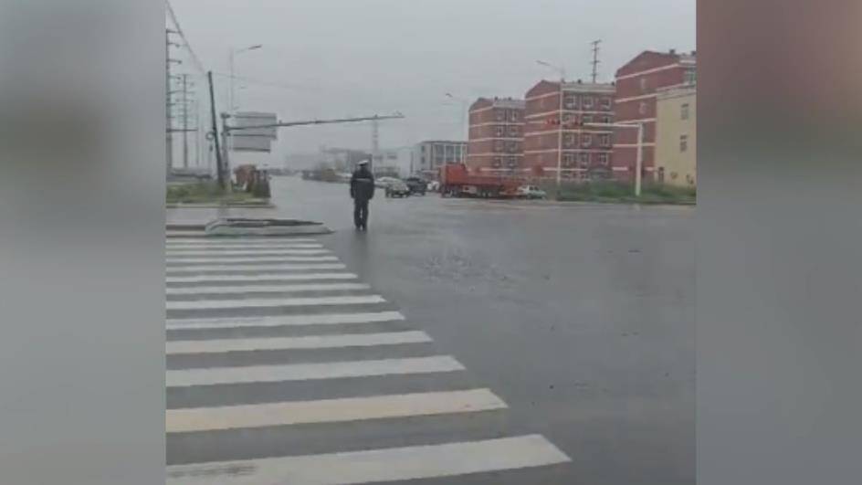 “烟花”来袭，滨州北海交警在辖区主要路口路段设置执勤点
