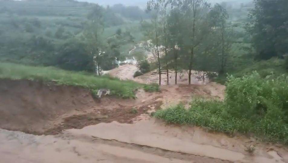 临沂临沭县龙门水库坝体中段土方滑落 下游2800人紧急撤离