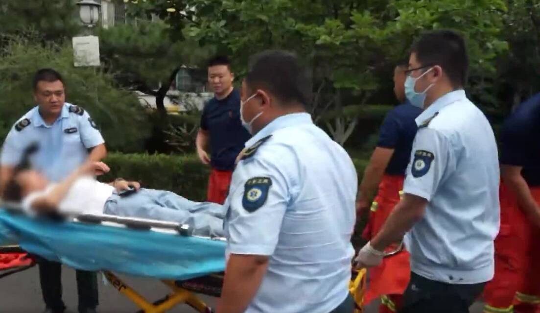 济南一女子爬山途中摔伤腿部 消防员紧急救援