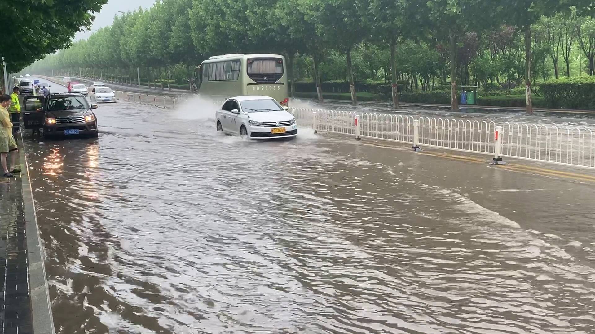 枣庄解除暴雨红色预警！榴园大道部分路段积水预计2小时排完