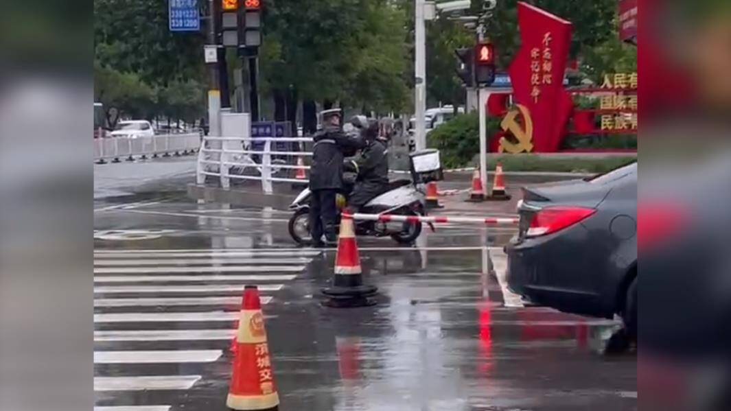 暖心瞬间！外卖小哥雨衣松了，雨水淋到脸上遮挡视线 滨州交警的反应让人感动