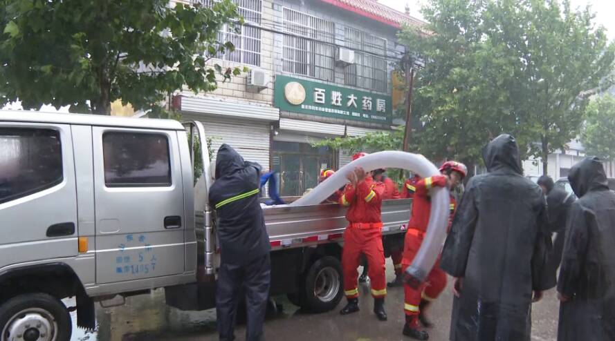 暴雨袭城 村居积水严重！枣庄峄城消防半小时排除险情