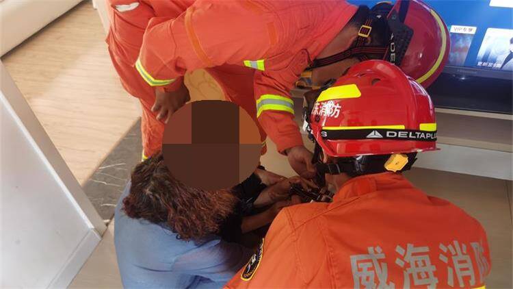 6岁男童遭玩具卡手哭闹不停  威海消防员暖心救援