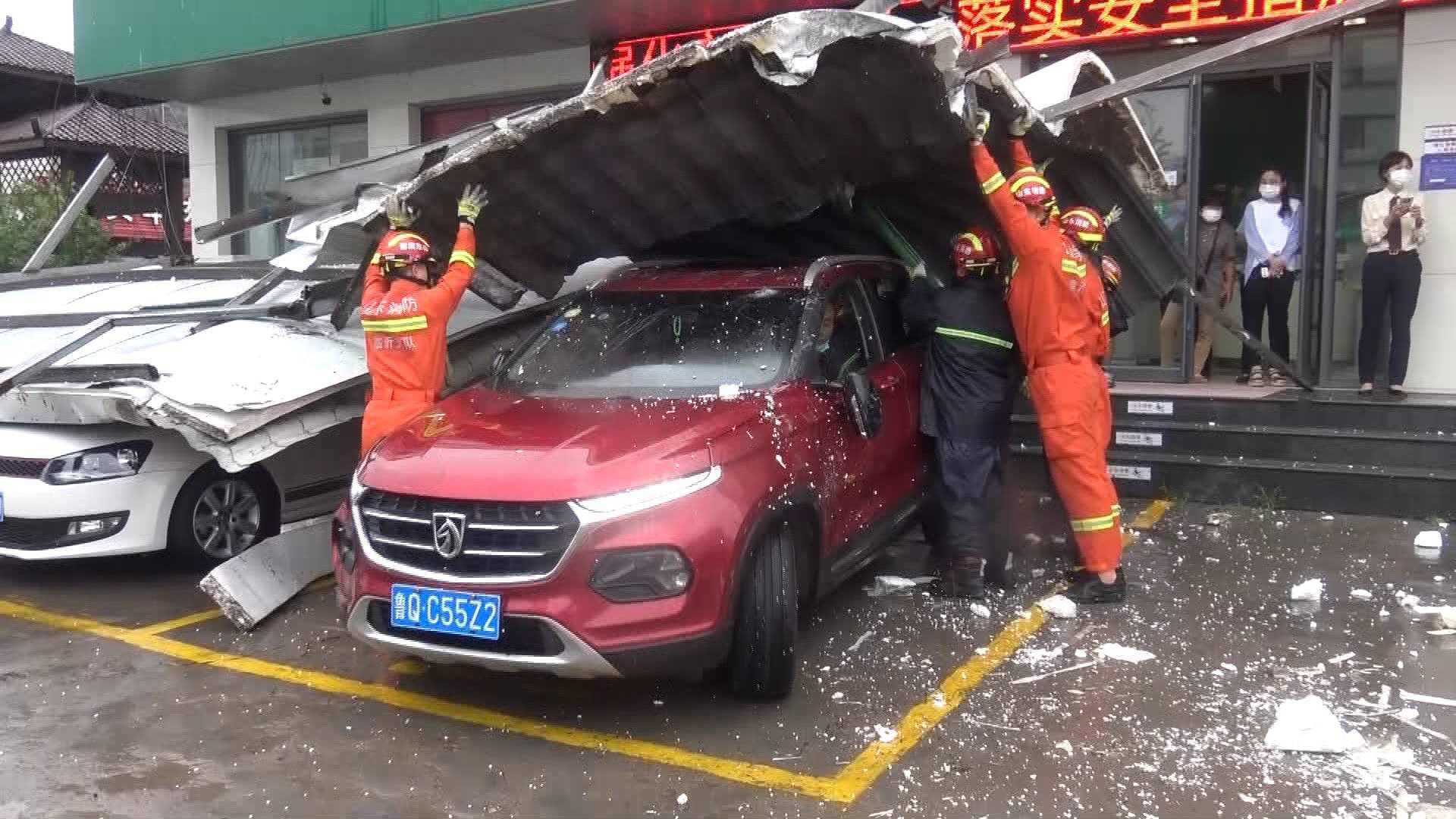 临沂受台风影响楼顶广告牌坠落4辆轿车被砸 消防员破拆广告牌排险情