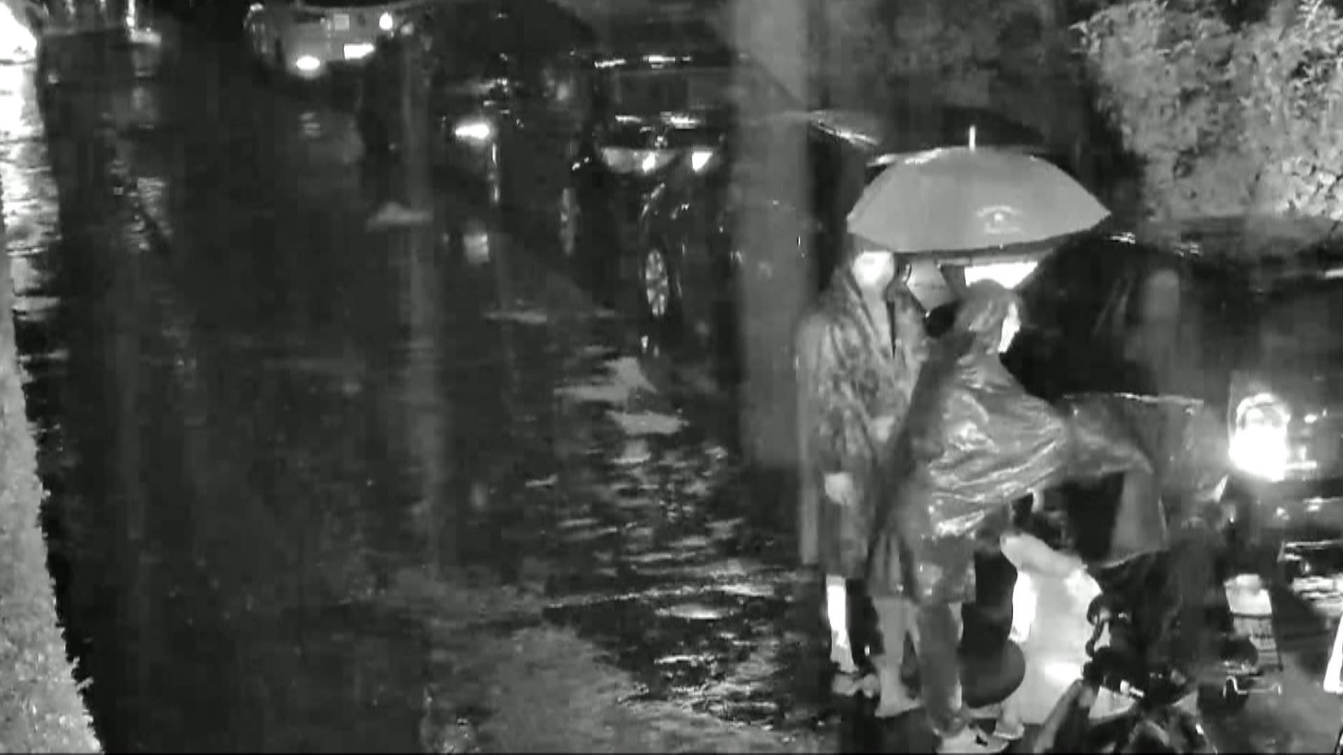 张开“雨衣”守护你！女子雨夜晕眩瘫坐路边 泰安社区工作人员接力挡雨20多分钟