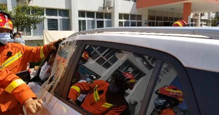 日照2岁幼童被锁车内 消防指战员敲破车玻璃解救