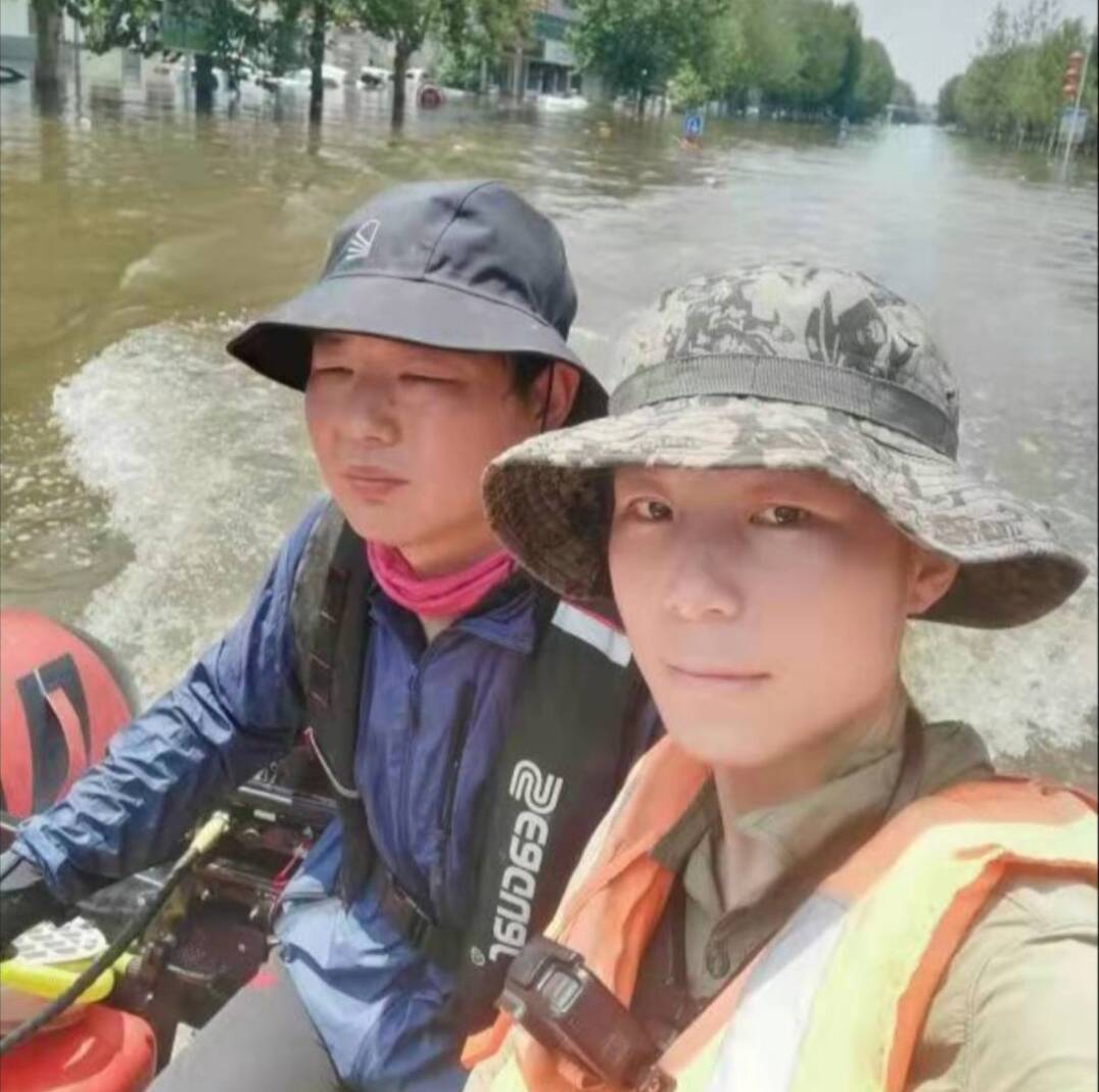 自带冲锋舟驰援河南 淄博“夫妻救援队”洪水中救出200多人