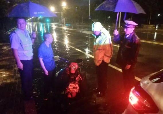 雨夜凌晨濱州一男子電動車進水故障無法行駛 幸好遇到他們...