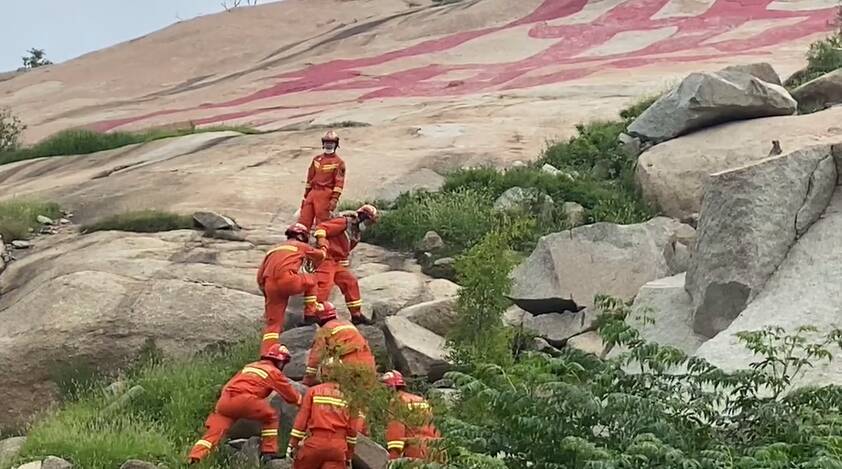 济宁男子爬山中暑被困 消防员紧急救援
