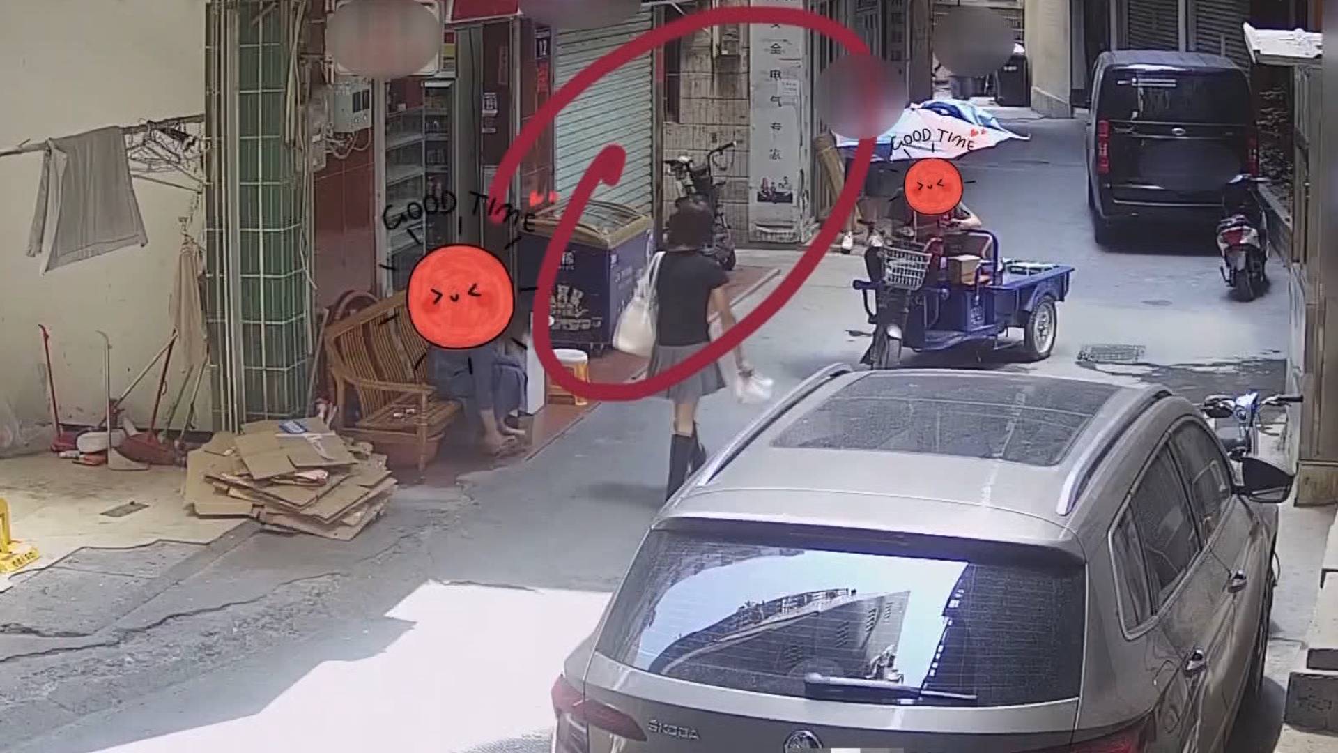 穿裙子披长发男扮女装盗窃却被警方轻松识破