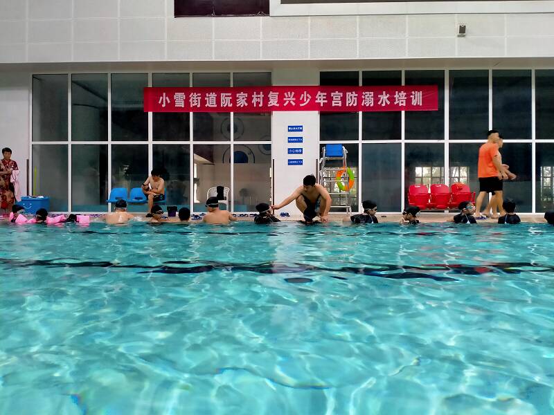 普及防溺水知识 曲阜小雪街道“夏令营”开设免费游泳课程