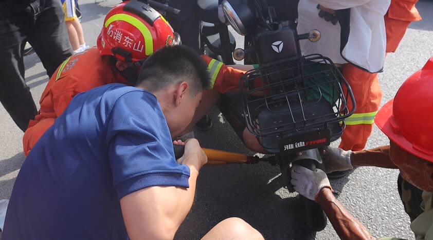 女子骑电动车摔倒腿被卡 济宁消防火速救援