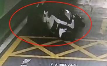 潍坊：谁负责？地下车库一滩水致骑车人滑倒摔伤！