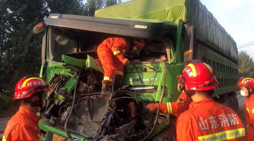 两车追尾司机被困 邹城消防紧急救援
