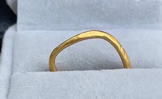 潍坊市民买“赛菲尔”黄金戒指 戴半月变形严重