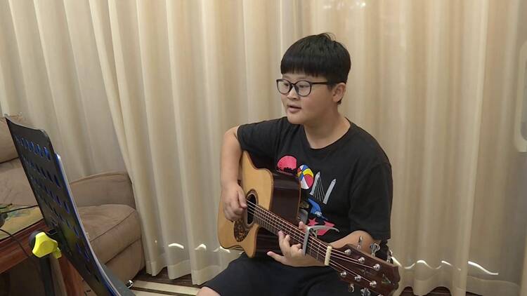 聊城阳谷12岁少年弹唱改编歌曲“声”援战疫