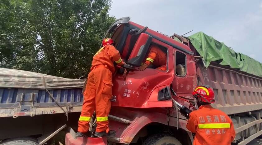 货车追尾司机被困 邹城消防15分钟紧急救援