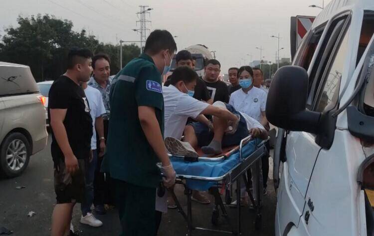 日照莒县一路段发生车祸商务车司机受伤被困 消防紧急救援